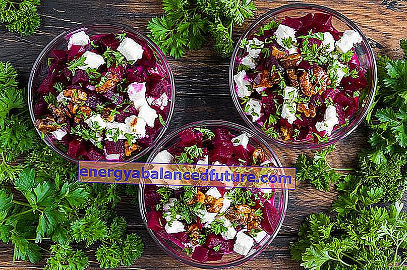 Paistetut punajuuret salaatissa maljoissa ja resepti punajuurille uunissa