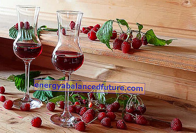 Domáce malinové víno v pohároch