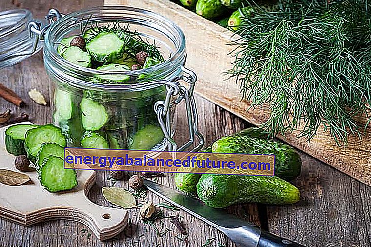 Agurker med gurkemeje - dokumenterede opskrifter til fremstilling af syltede agurker med gurkemeje til vinteren